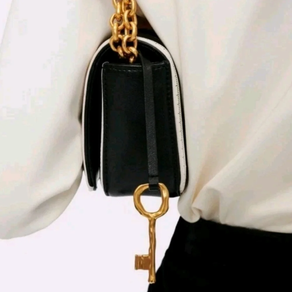 NWT Schiaparelli Black&White Tape Measure motiff Clutch/bag  With Key Charm - Picture 8 of 12